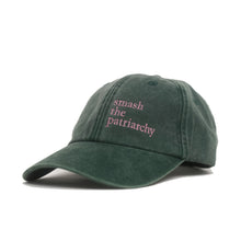 bottle green Vintage Cap mit pink Stickerei „Smash the Patriarchy“ seitlich