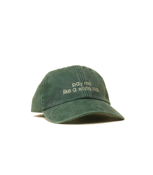 bottle green Vintage Cap mit Statement-Stickerei „PAY ME LIKE A WHITE MAN“ seitlich