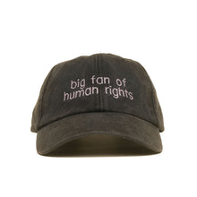 black Vintage Cap mit heller Stickerei „big fan of human rights“ frontal
