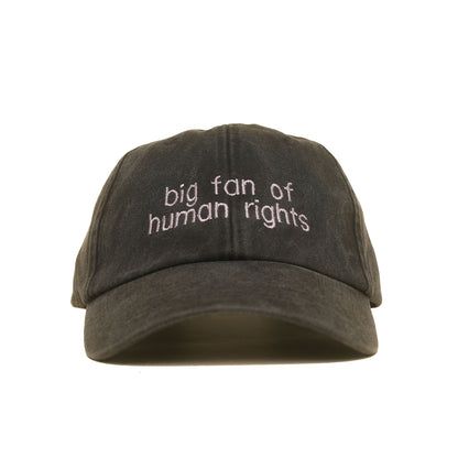 black Vintage Cap mit heller Stickerei „big fan of human rights“ frontal