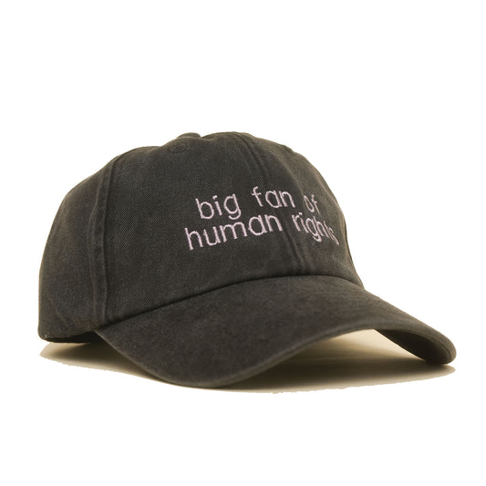 black Vintage Cap mit heller Stickerei „big fan of human rights“ frontal