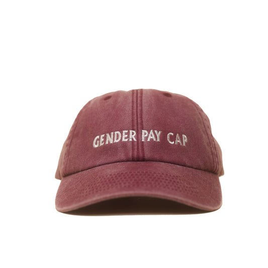 red Vintage Cap mit heller Stickerei „Gender Pay Cap“ frontal