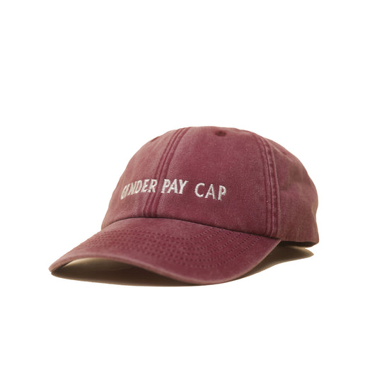 red Vintage Cap mit heller Stickerei „Gender Pay Cap“ seitlich