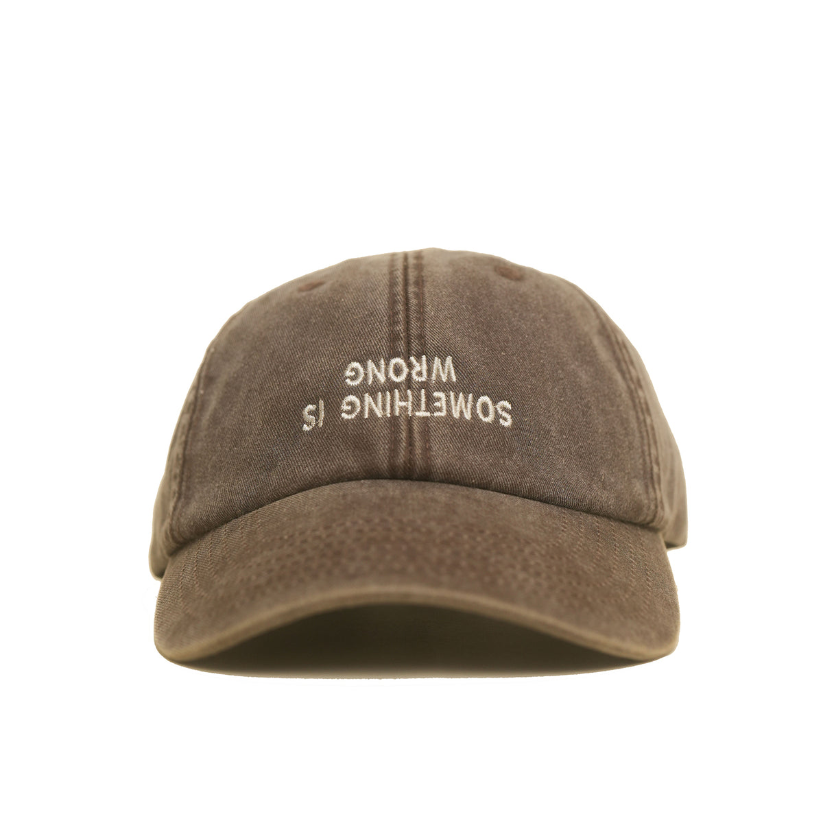 brown Vintage Cap mit kopfüber gesticktem Schriftzug „Something Is Wrong“ frontal