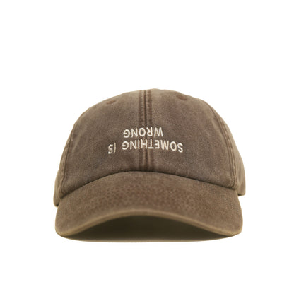 brown Vintage Cap mit kopfüber gesticktem Schriftzug „Something Is Wrong“ frontal