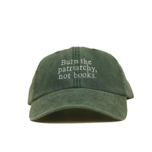 bottle green Vintage Cap mit Stickerei „Burn the Patriarchy, Not Books“ frontal