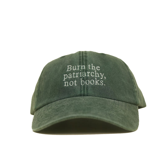 bottle green Vintage Cap mit Stickerei „Burn the Patriarchy, Not Books“ frontal