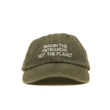 olive Vintage Cap mit heller Stickerei „Smash the Patriarchy Not the Planet“ frontal