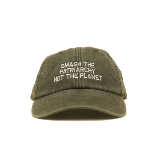 olive Vintage Cap mit heller Stickerei „Smash the Patriarchy Not the Planet“ frontal
