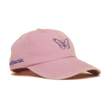 Dusky pink Vintage Cap mit violett gesticktem Schmetterlingsmotiv seitlich
