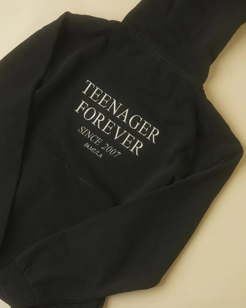 Bestickter Hoodie als Beispiel für eigene Marke und Merchandise
